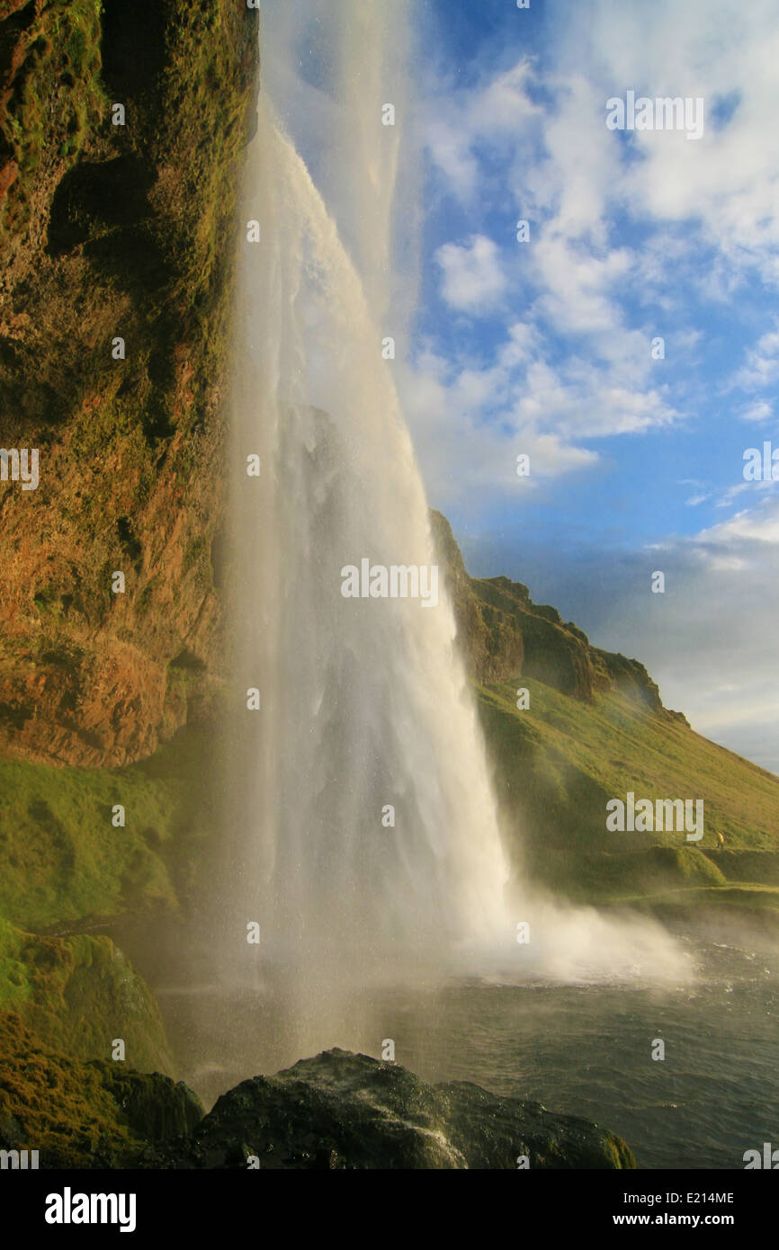 Cascade de Seljalandsfoss, au crépuscule, en Islande. Banque D'Images