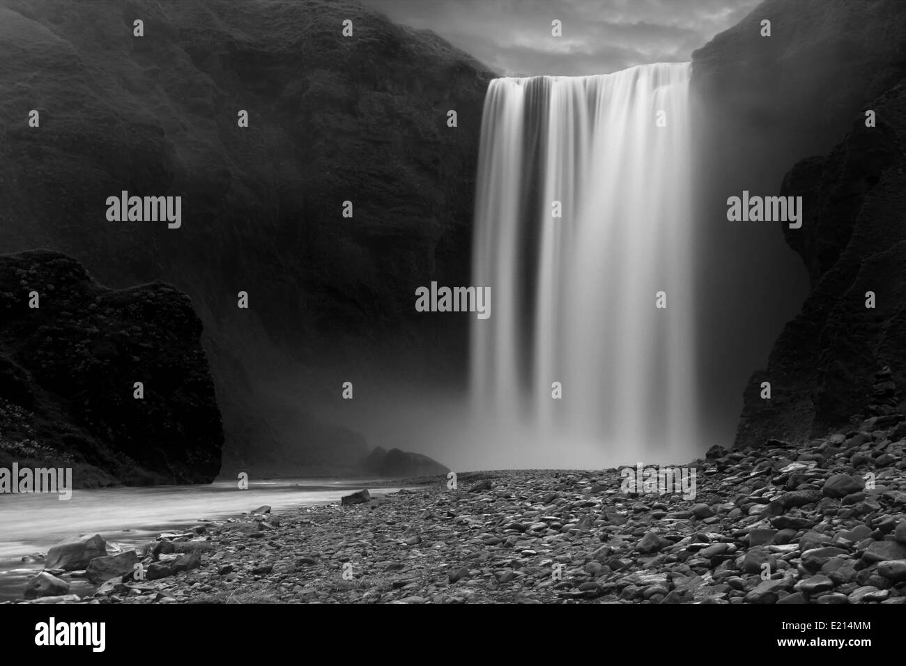 Cascade de Skogafoss la nuit, près du petit village de Skogar, Sud de l'Islande. Banque D'Images