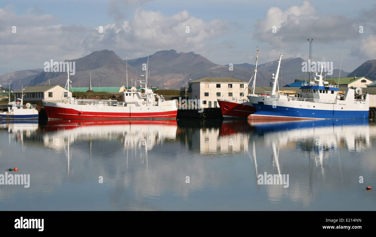 Les navires amarrés dans le port de Hofn, Sud de l'Islande. Banque D'Images