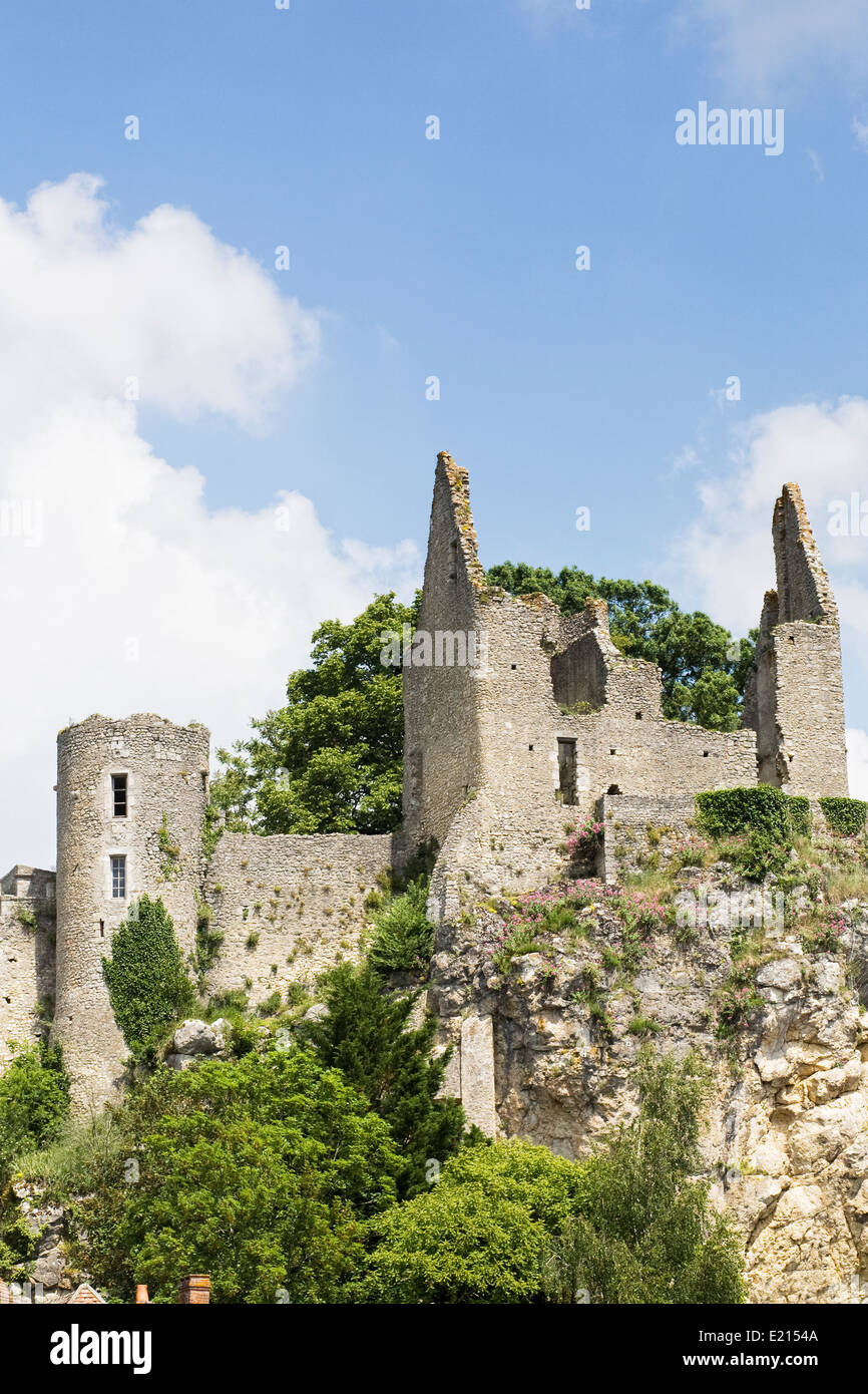 Ruines de château à angles sur l'Anglin, Vienne, France. Banque D'Images