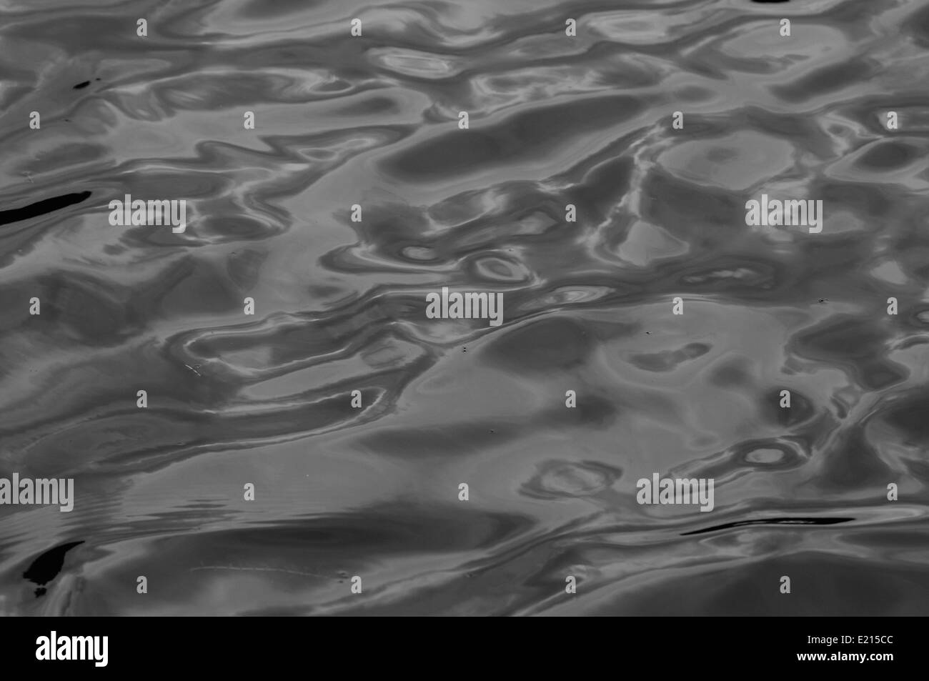 Les ondulations de l'eau avec lumière scintillante Banque D'Images