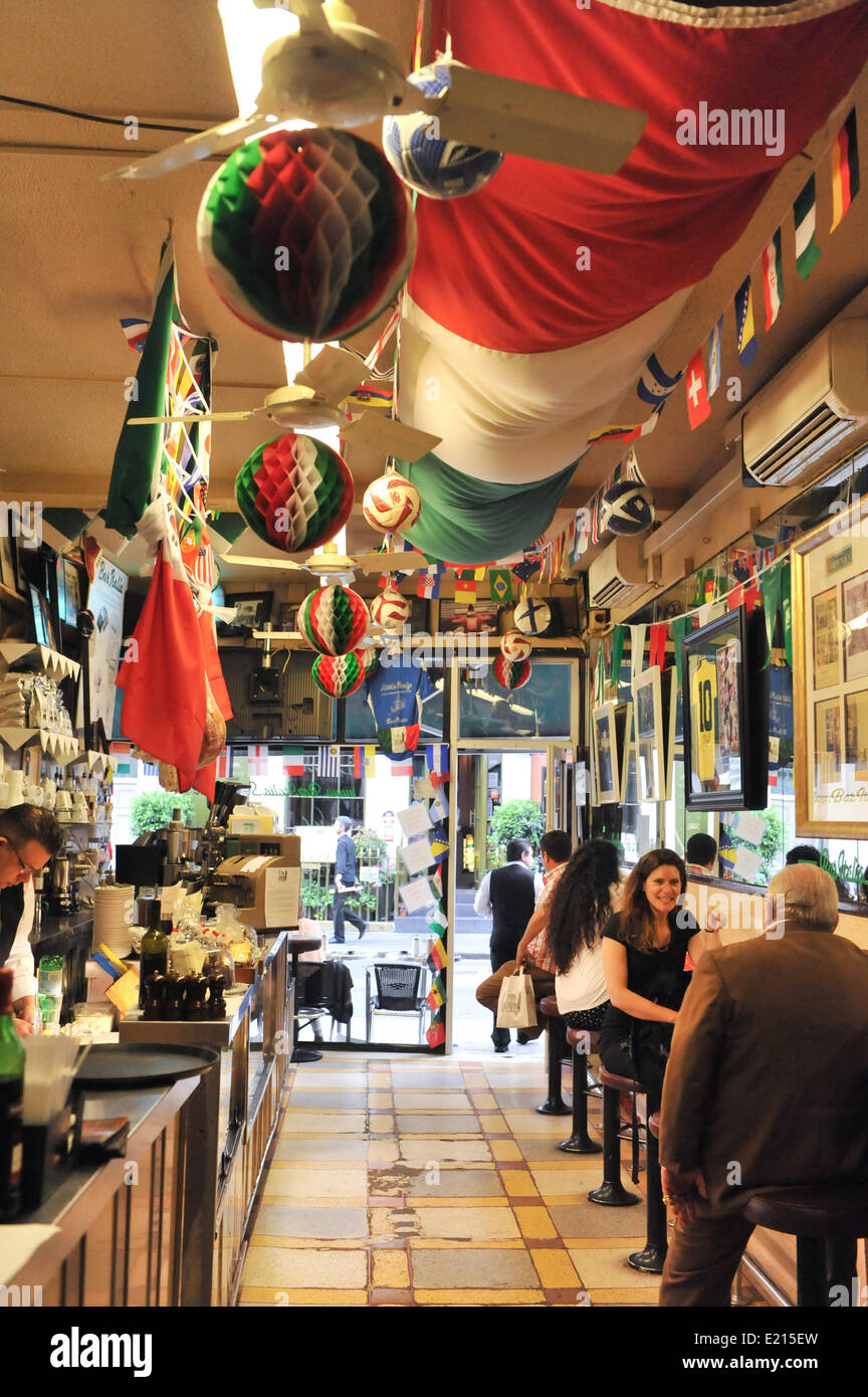 Old Compton Street, London, UK. 12 Juin 2014.Le célèbre Bar Italia à Soho est prêt pour la Coupe du monde. Crédit : Matthieu Chattle/Alamy Live News Banque D'Images