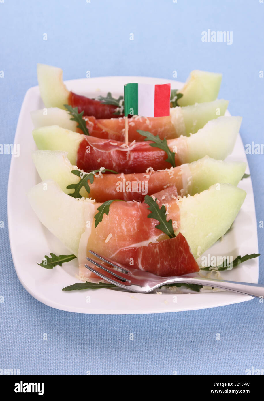 Tranche de melon mûr avec du jambon, parmesan, drapeau de l'Italie, vertical Banque D'Images