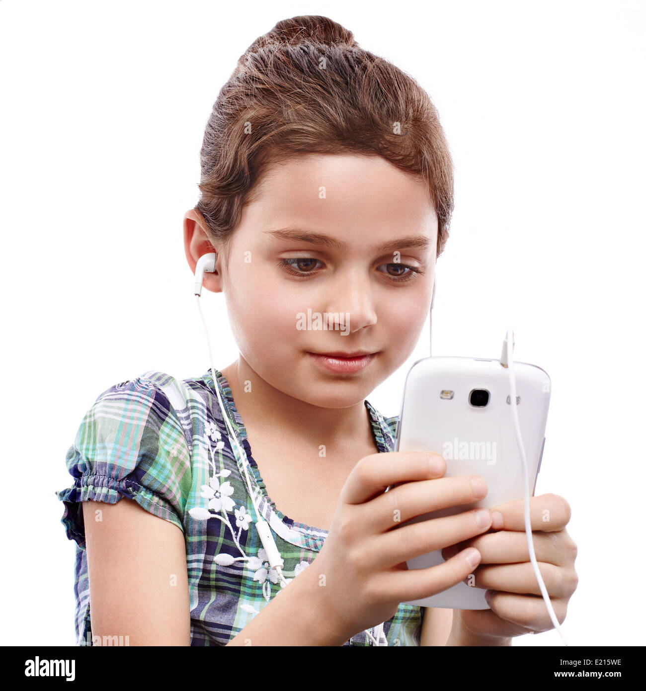 Jeune fille cherchant quelque chose sur un téléphone intelligent Banque D'Images