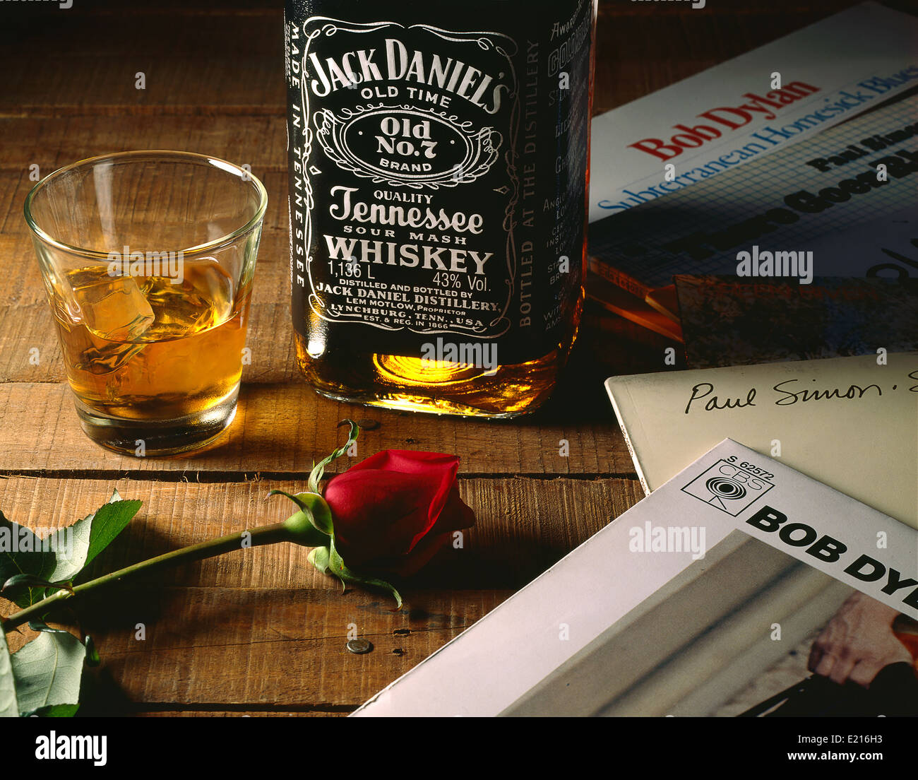Jack Daniels bouteille avec rose et lp records sur surface en bois Photo  Stock - Alamy