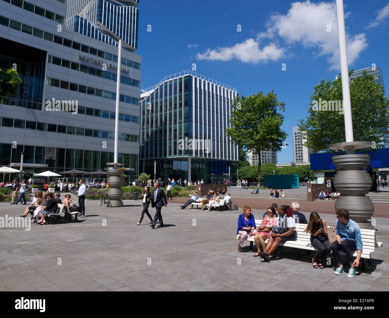 Quartier financier de Zuidas à Amsterdam avec de nombreuses personnes profitant de l'ensoleillement. Banque D'Images