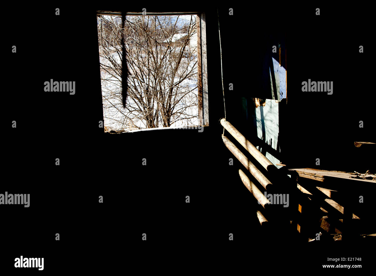 La fenêtre de la chambre déserte de neige Neige vue silhouette Banque D'Images