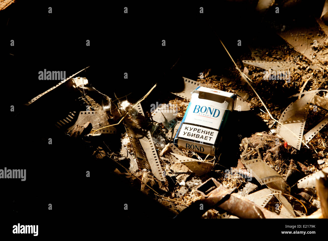 Étage de la maison en ville déserte Boîte à cigarettes Banque D'Images