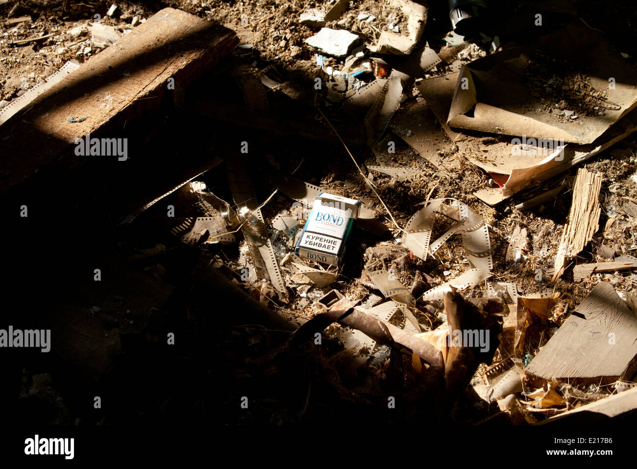 Étage de la maison en ville déserte Boîte à cigarettes Banque D'Images