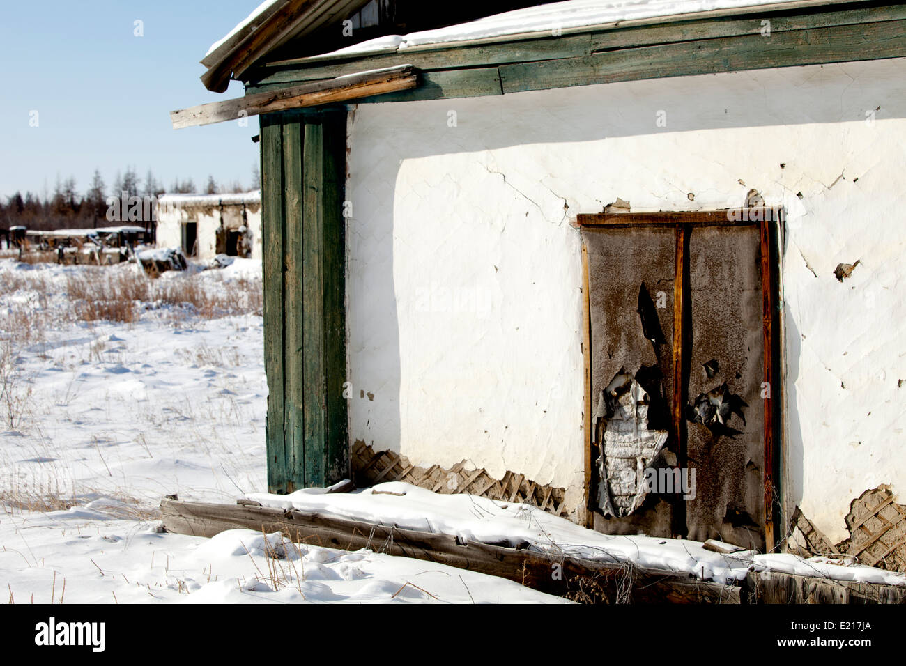 La neige a couvert la dégradation urbaine maison en bois porte cassée Banque D'Images