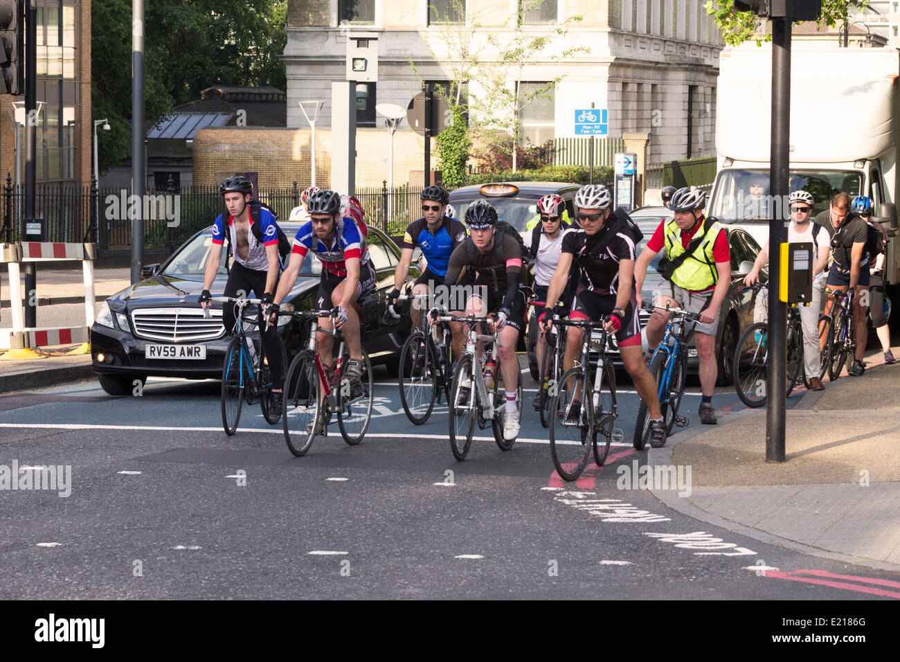 Les navetteurs à vélo à la maison pendant les heures de pointe du soir - Chelsea - Londres Banque D'Images