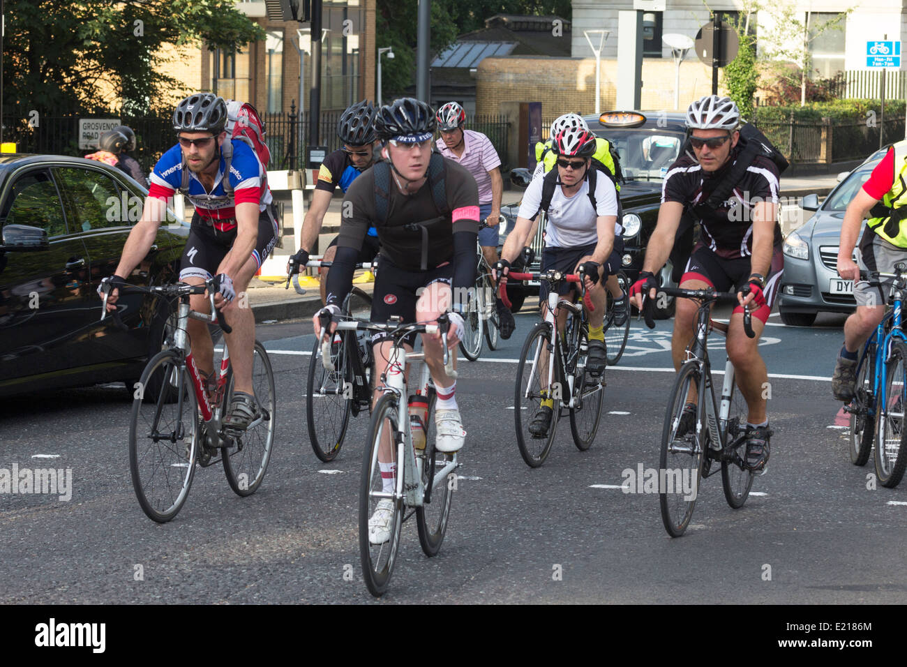 Les navetteurs à vélo à la maison pendant les heures de pointe du soir - Chelsea - Londres Banque D'Images