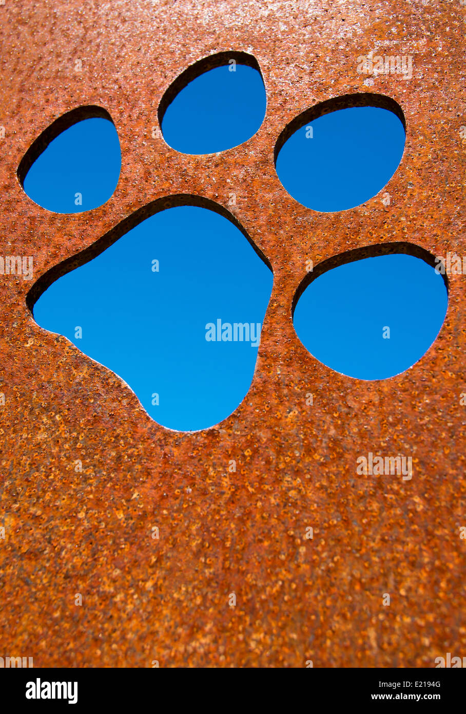 Silhouette D Une Griffe De Chat Dans Le Mur De Metal Rouille Photo Stock Alamy