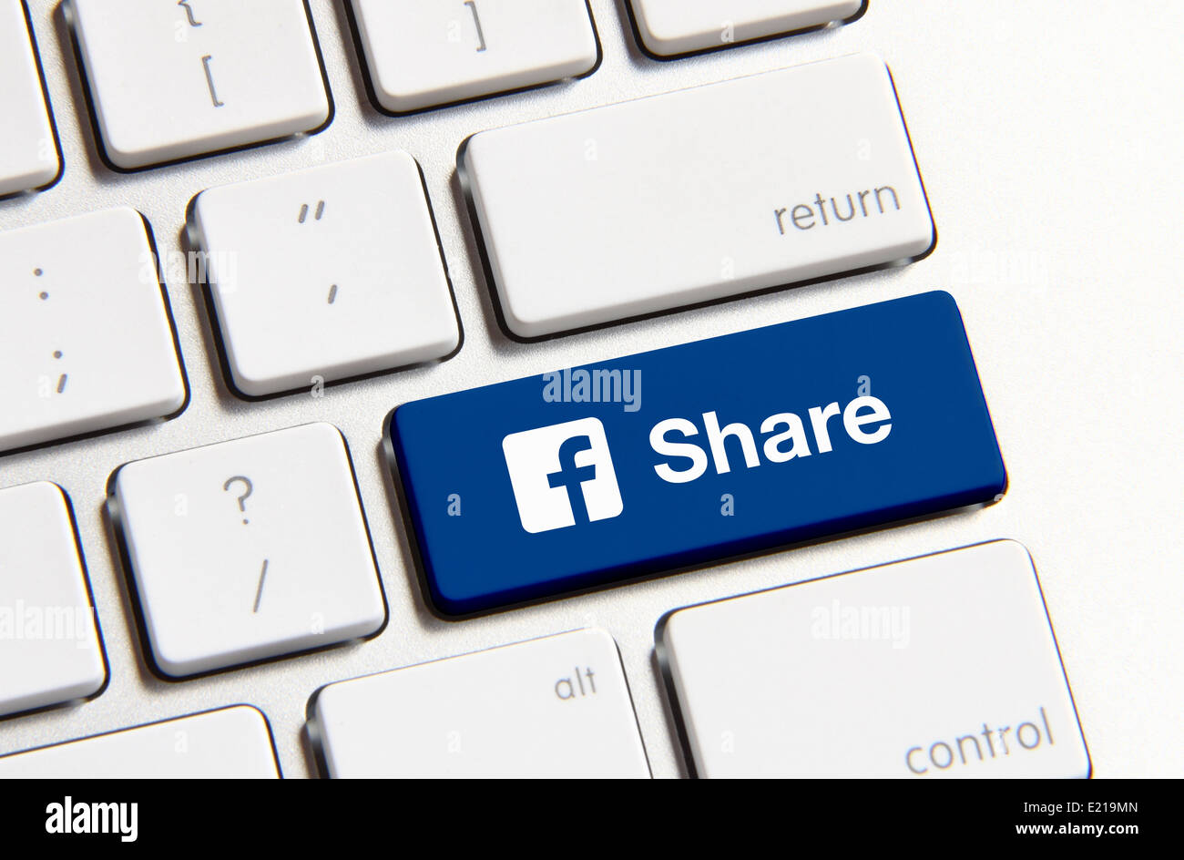 Facebook Partager sur l'icône Clavier. Facebook est le site le plus célèbre  dans le monde Photo Stock - Alamy