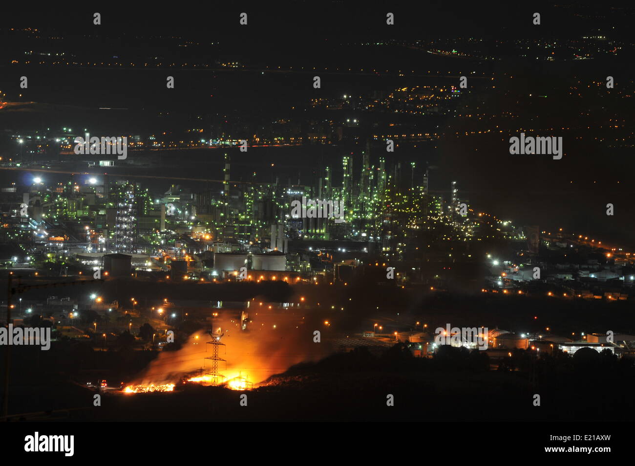 La baie de Haïfa, Israël. 12 Juin, 2014. Le 12 juin 2014, les pompiers israéliens ont combattu un incendie qui a éclaté près de la Raffinerie de Haïfa dans la baie de Haïfa, IsraëlStock-Israel Crédit photo : /Alamy Live News Banque D'Images