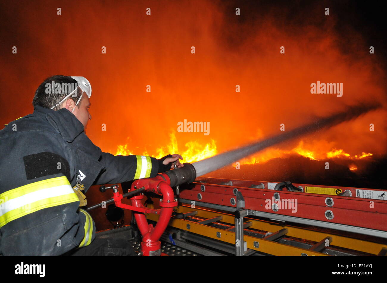 La baie de Haïfa, Israël. 12 Juin, 2014. Le 12 juin 2014, les pompiers israéliens ont combattu un incendie qui a éclaté près de la Raffinerie de Haïfa dans la baie de Haïfa, IsraëlStock-Israel Crédit photo : /Alamy Live News Banque D'Images