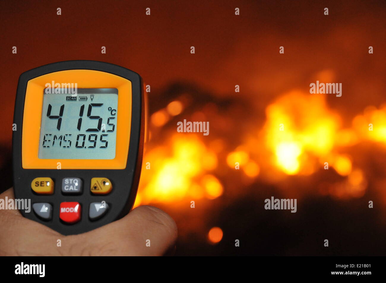 La baie de Haïfa, Israël. 12 Juin, 2014. Le 12 juin 2014, les pompiers israéliens ont combattu un incendie qui a éclaté près de la Raffinerie de Haïfa dans la baie de Haïfa, IsraëlStock-Israel Crédit photo : /Alamy Live News Banque D'Images