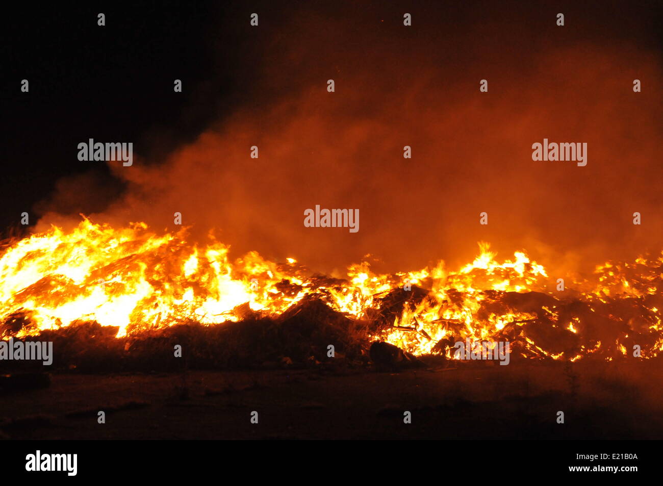 La baie de Haïfa, Israël. 12 Juin, 2014. Le 12 juin 2014, les pompiers israéliens ont combattu un incendie qui a éclaté près de la Raffinerie de Haïfa dans la baie de Haïfa, IsraëlStock-Israel Crédit photo : /Alamy Live News Banque D'Images