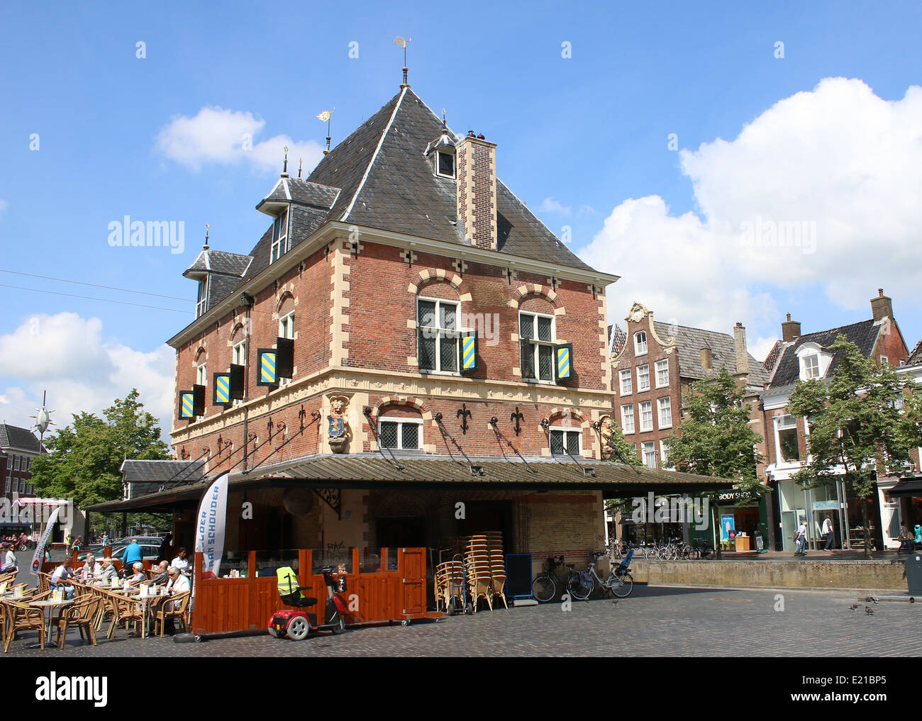 Fin du 16e siècle bâtiment Waag (balance, pesage house) à Waagplein à Leeuwarden, aux Pays-Bas, un point de repère important Banque D'Images