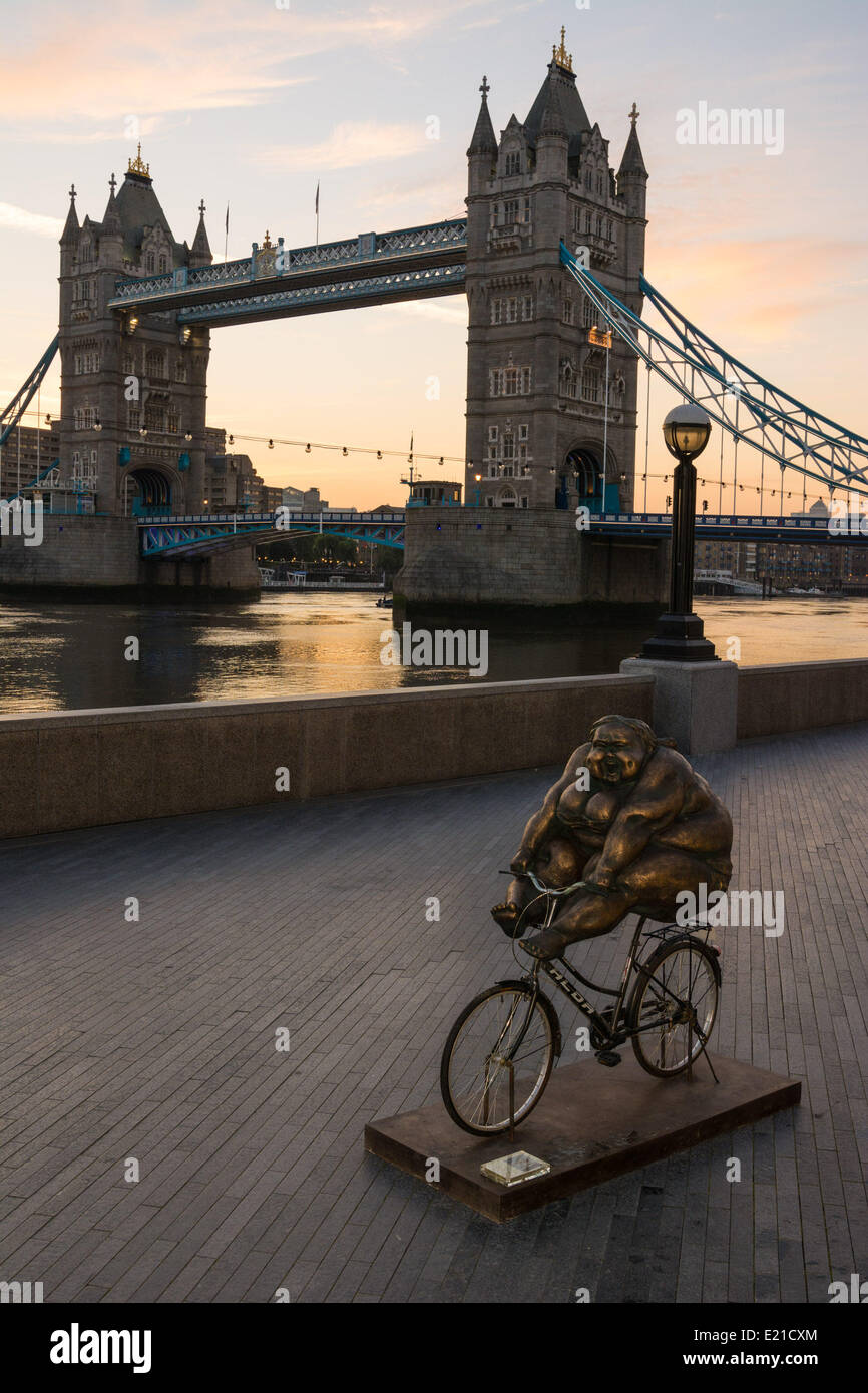 London, UK 13 Juin, 2014. Une sculpture de la série "Femmes Chubby' par le célèbre sculpteur chinois Xu Hongfei baigne dans aube lumière que Londres commence ce que devrait être une autre belle journée d'été. Credit : Patricia Phillips/Alamy Live News Banque D'Images