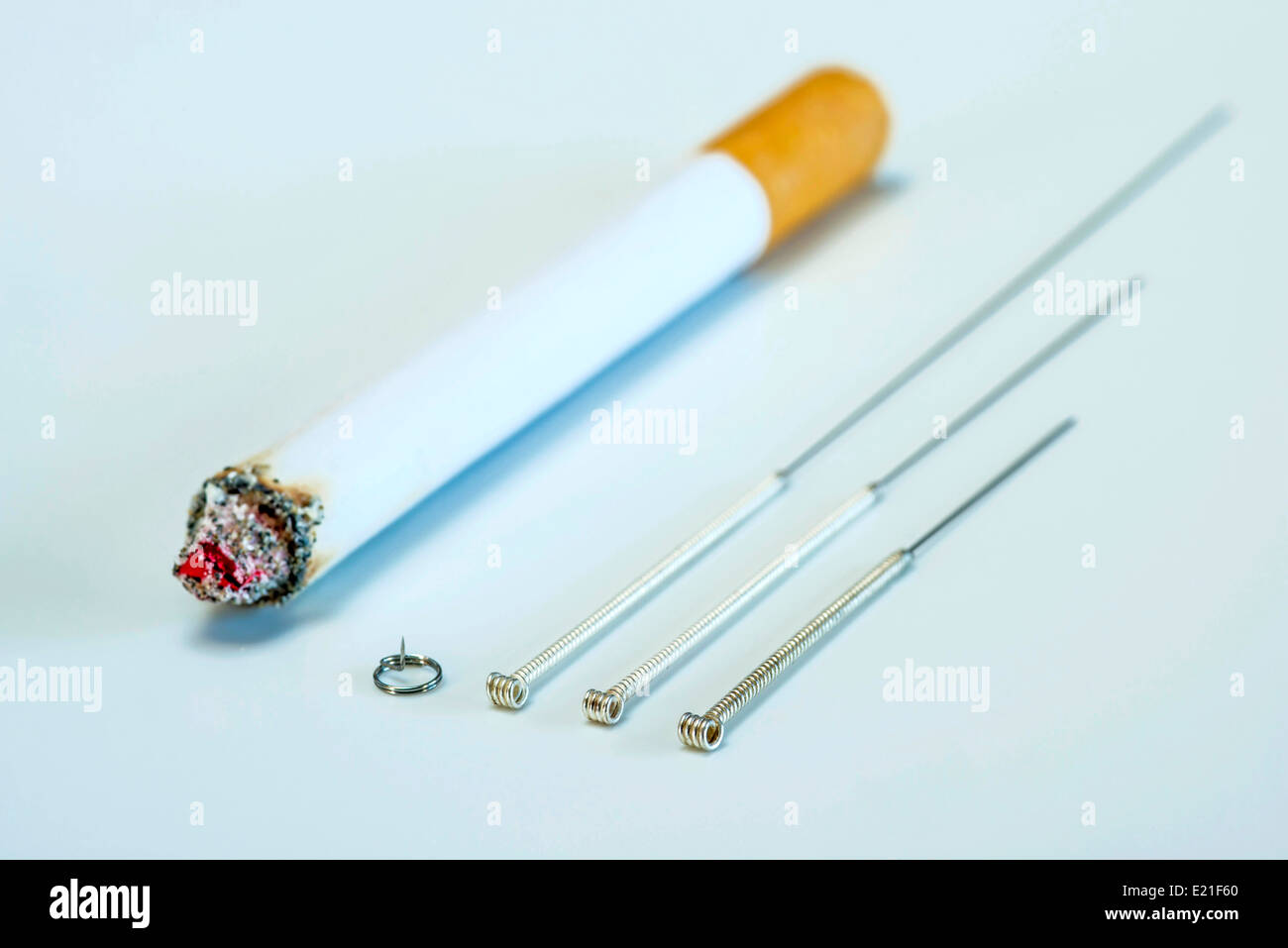 L'acupuncture pour arrêter de fumer Banque D'Images