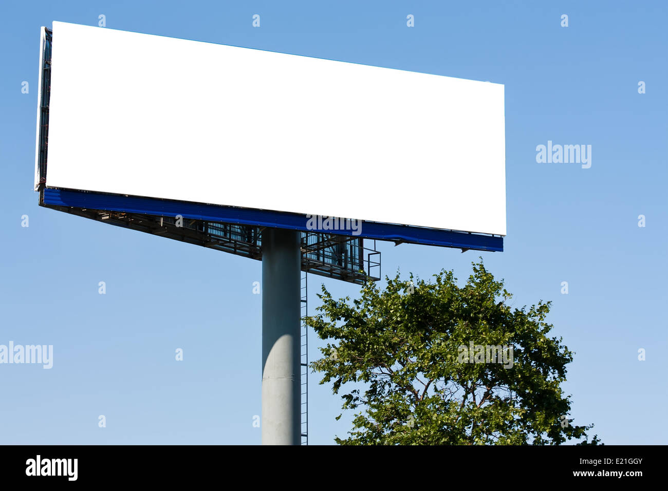 Big Blank billboard plus de ciel bleu Banque D'Images