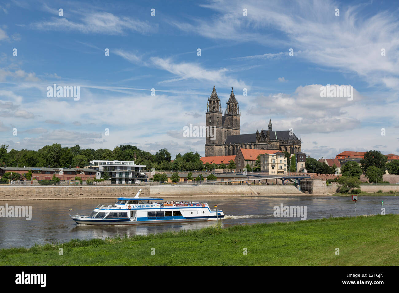 Elbe avec un bateau et une vue sur la cathédrale de Magdeburg, Allemagne Banque D'Images