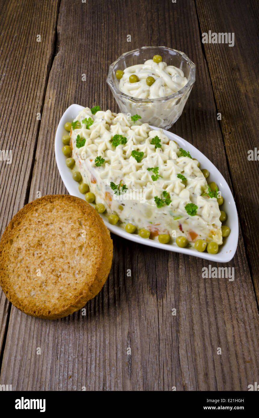 Les salades de légumes polonais avec de la mayonnaise Banque D'Images