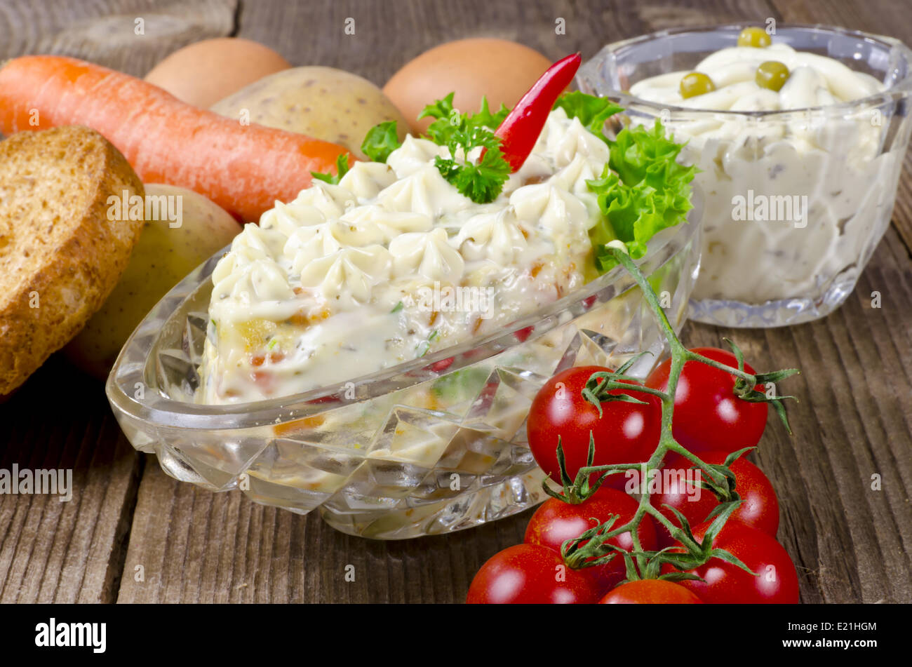 Les salades de légumes polonais avec de la mayonnaise Banque D'Images