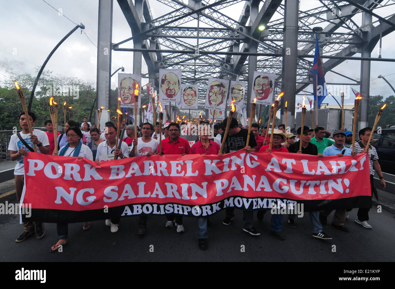 Manille, Philippines. 12 Juin, 2014. Les manifestants en marche vers le palais présidentiel à Manille lors de démonstrations sur jour de l'indépendance des Philippines le 12 juin 2014. Des milliers de manifestants ont marqué cette journée en organisant des manifestations condamnant la 'controverse'' de l'assiette au beurre, le fonds du gouvernement auraient été détournées par de nombreux représentants du gouvernement. Crédit : George Calvelo/NurPhoto ZUMAPRESS.com/Alamy/Live News Banque D'Images