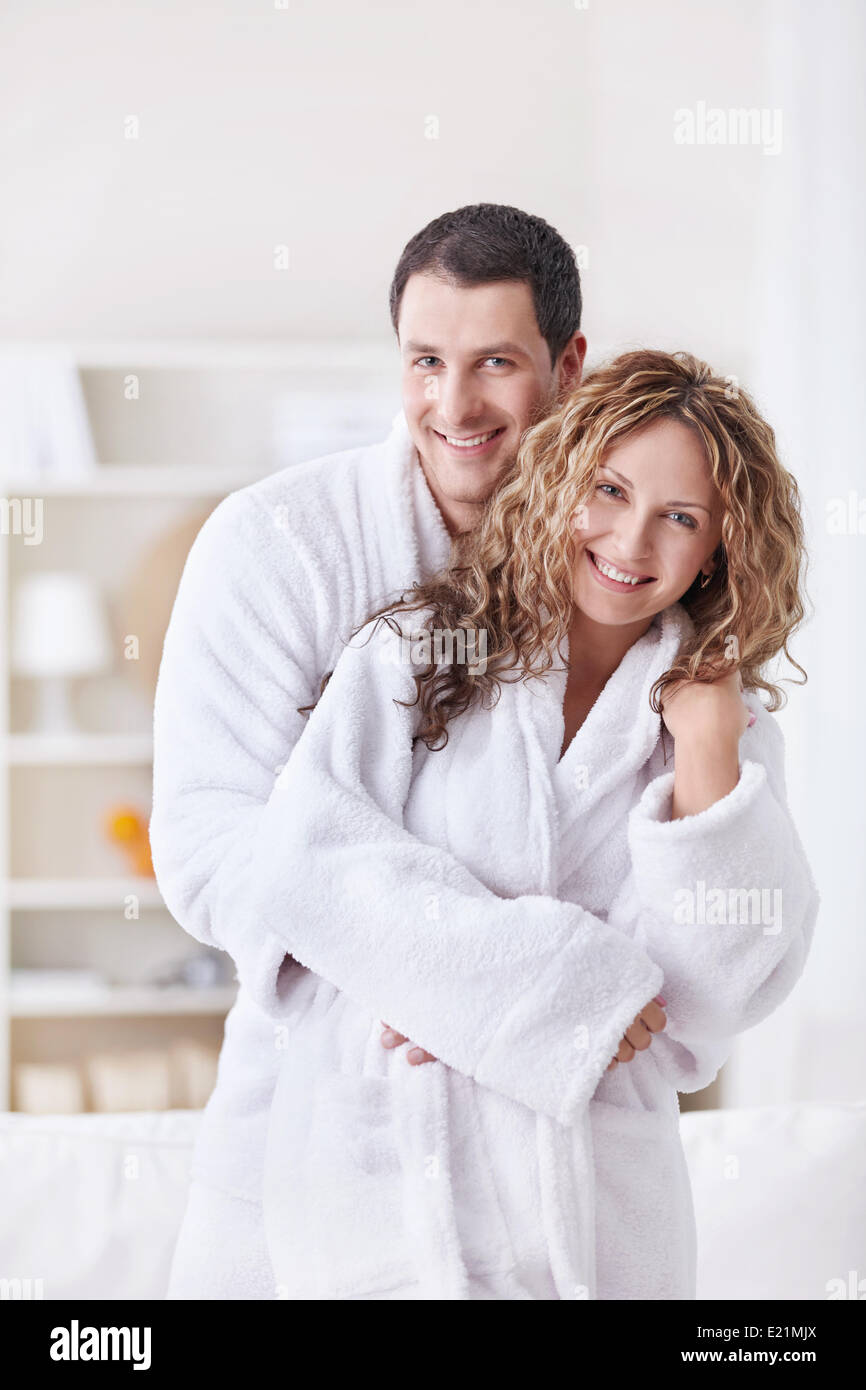L'heureux couple en blouse blanche à la maison Banque D'Images