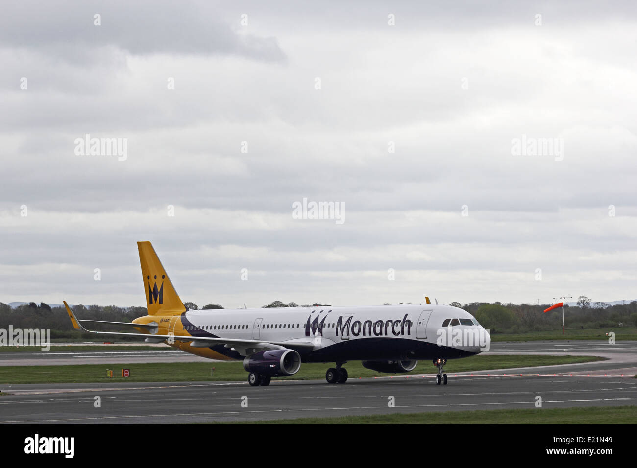 Monarch Airlines Airbus A321-231 le roulage à l'aéroport de Manchester, Angleterre Banque D'Images