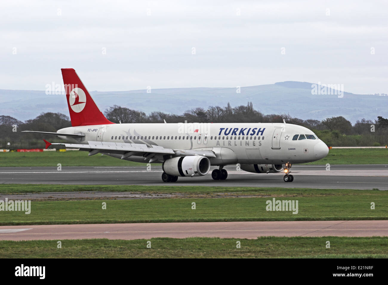 Turkish Airlines Airbus A320-232, TC-JEA, roulage à l'aéroport de Manchester, Angleterre Banque D'Images