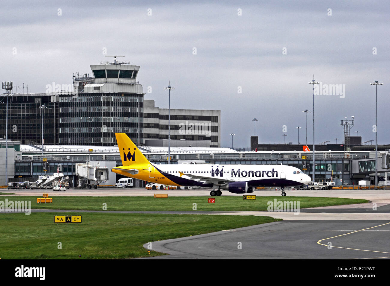 L'aéroport de Manchester, Angleterre, avec Monarch Airlines avion en premier plan Banque D'Images