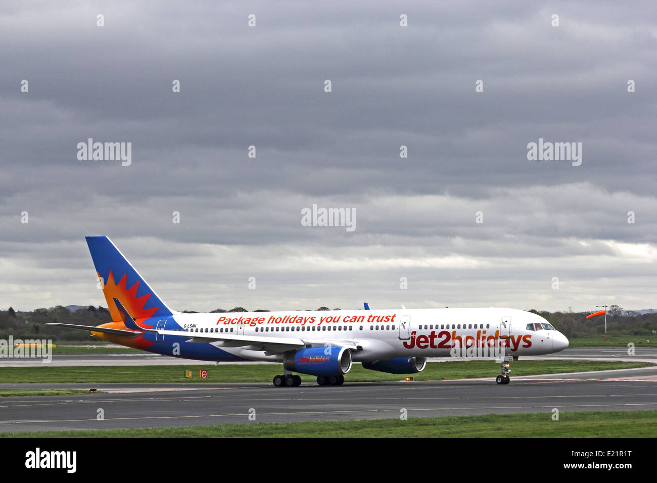 Boeing 757-23Vacances Jet2 N le roulage à l'aéroport de Manchester, Angleterre Banque D'Images