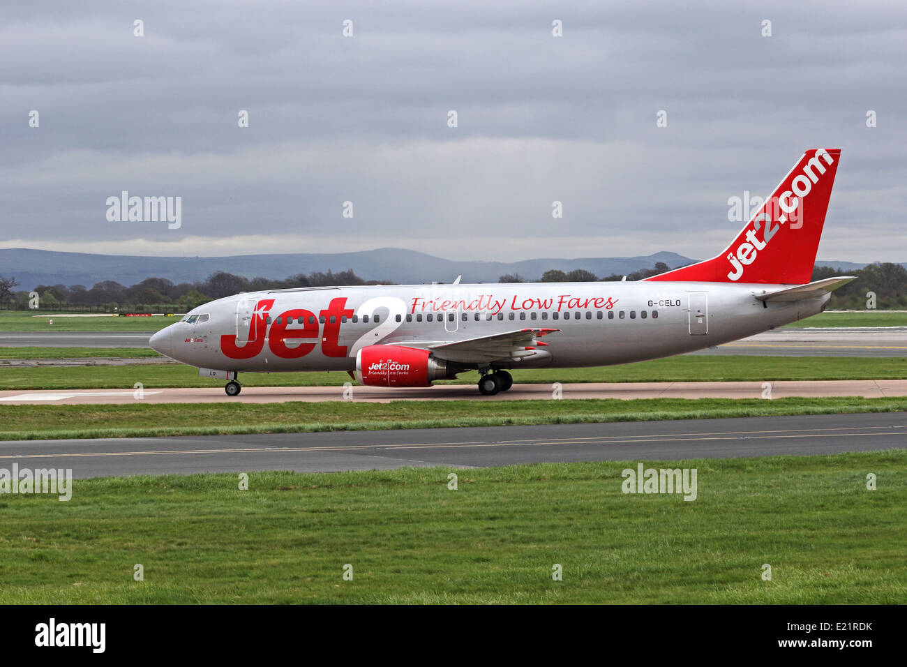 Boeing 737-33Jet2 un roulage à l'aéroport de Manchester, Angleterre Banque D'Images