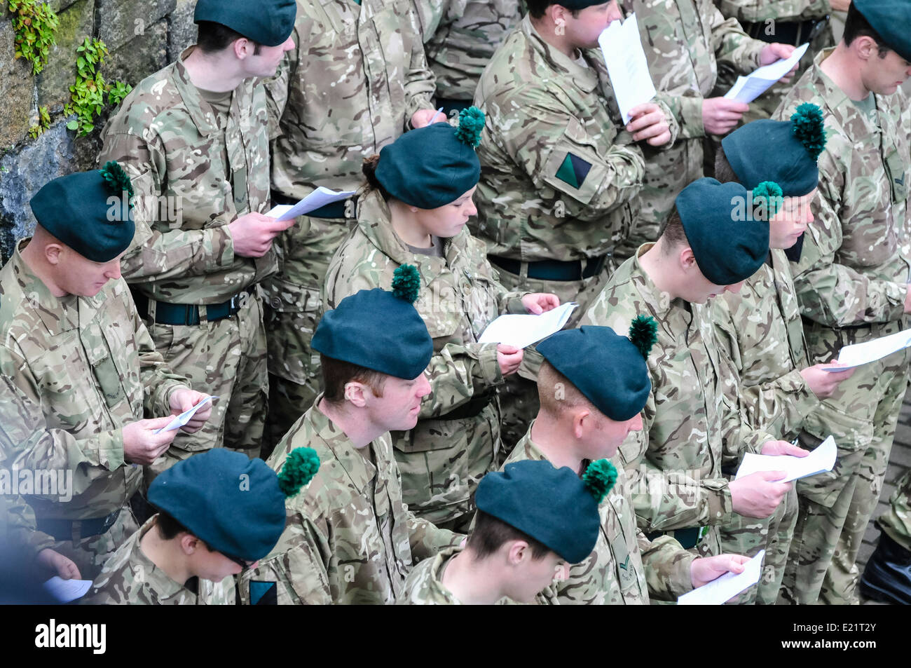 Les soldats du 2 Régiment Royal irlandais chanter des hymnes d'un ordre de service au cours d'un service d'église en plein air Banque D'Images