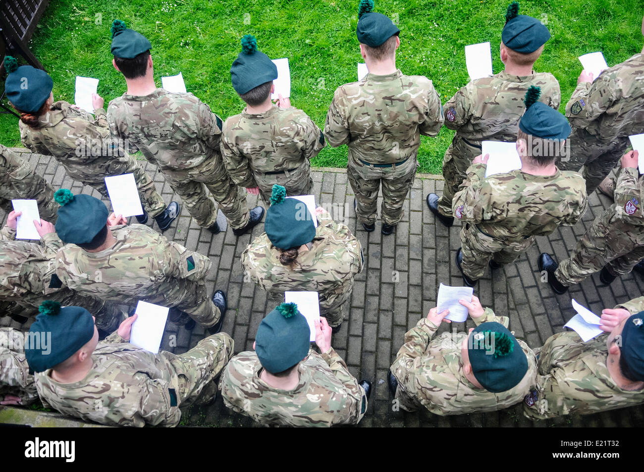 Les soldats du 2 Régiment Royal irlandais chanter des hymnes d'un ordre de service au cours d'un service d'église en plein air Banque D'Images Les soldats du 2 Régiment Royal irlandais chanter des hymnes d'un ordre de service au cours d'un service d'église en plein air Banque D'Images