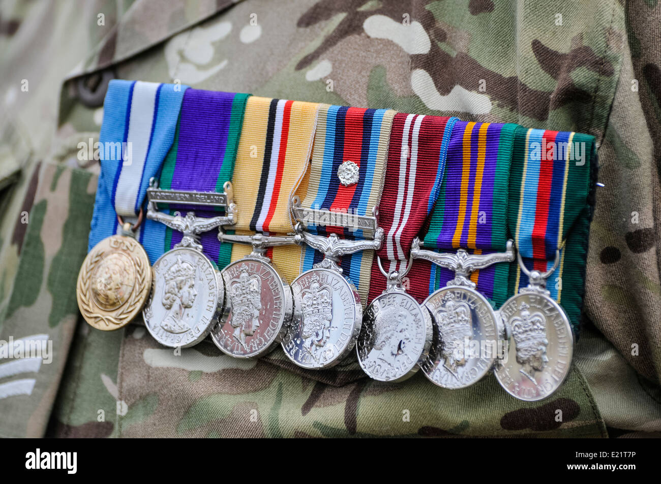 Soldat porte les médailles de service diverses campagnes. Banque D'Images Soldat porte les médailles de service diverses campagnes. Banque D'Images