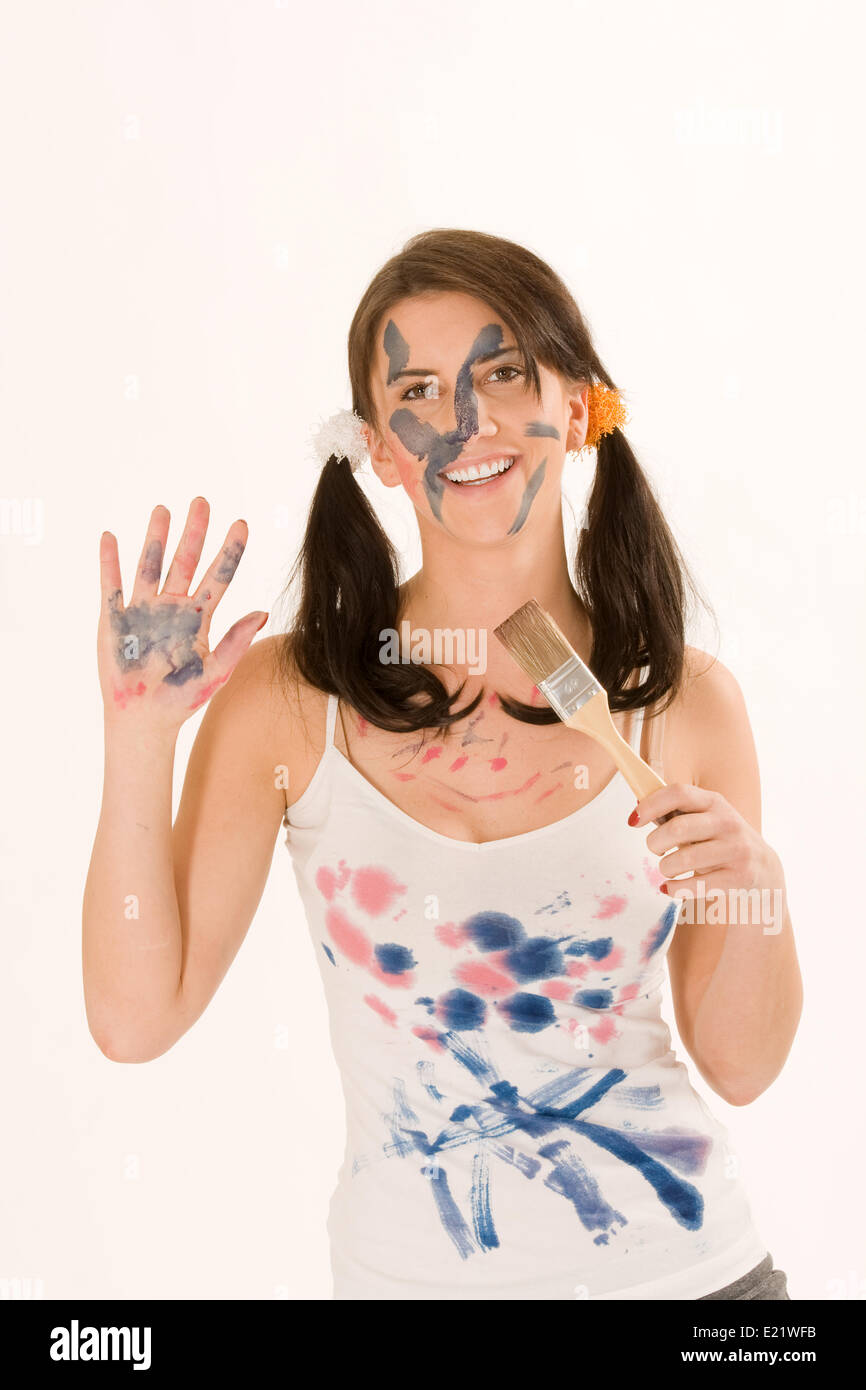 Jeune femme avec de la peinture sur son visage Banque D'Images