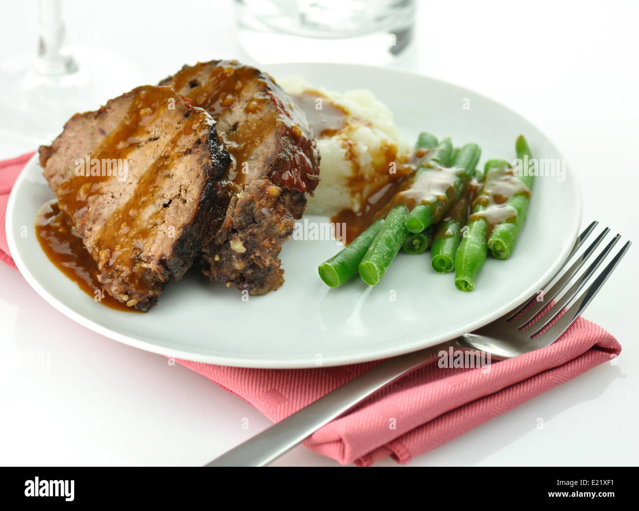 Pain de viande avec de la purée de pommes de terre et haricots verts Banque D'Images