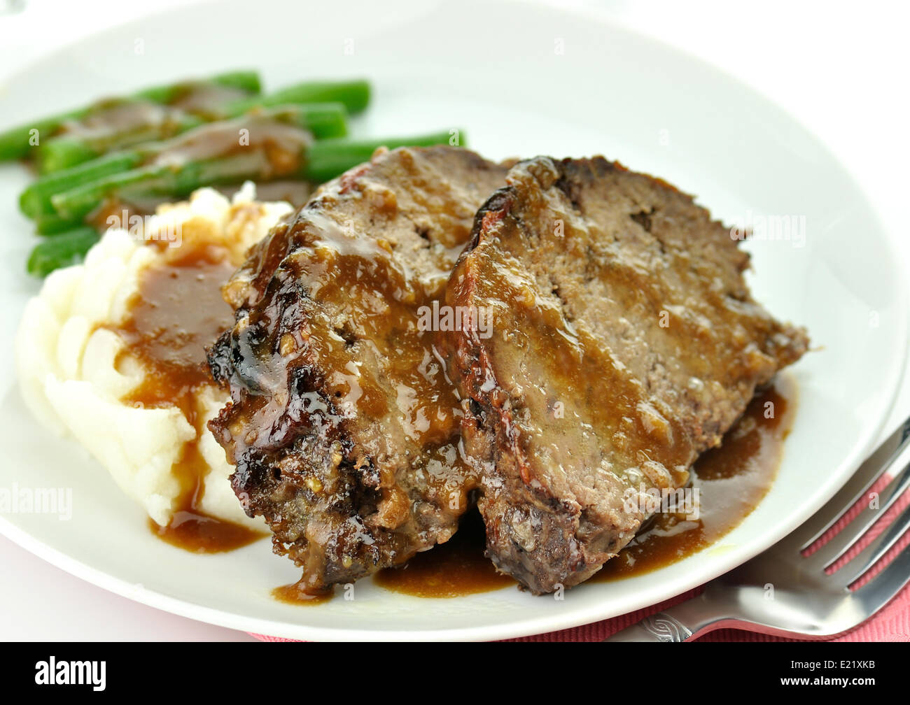 Pain de viande avec de la purée de pommes de terre et haricots verts Banque D'Images