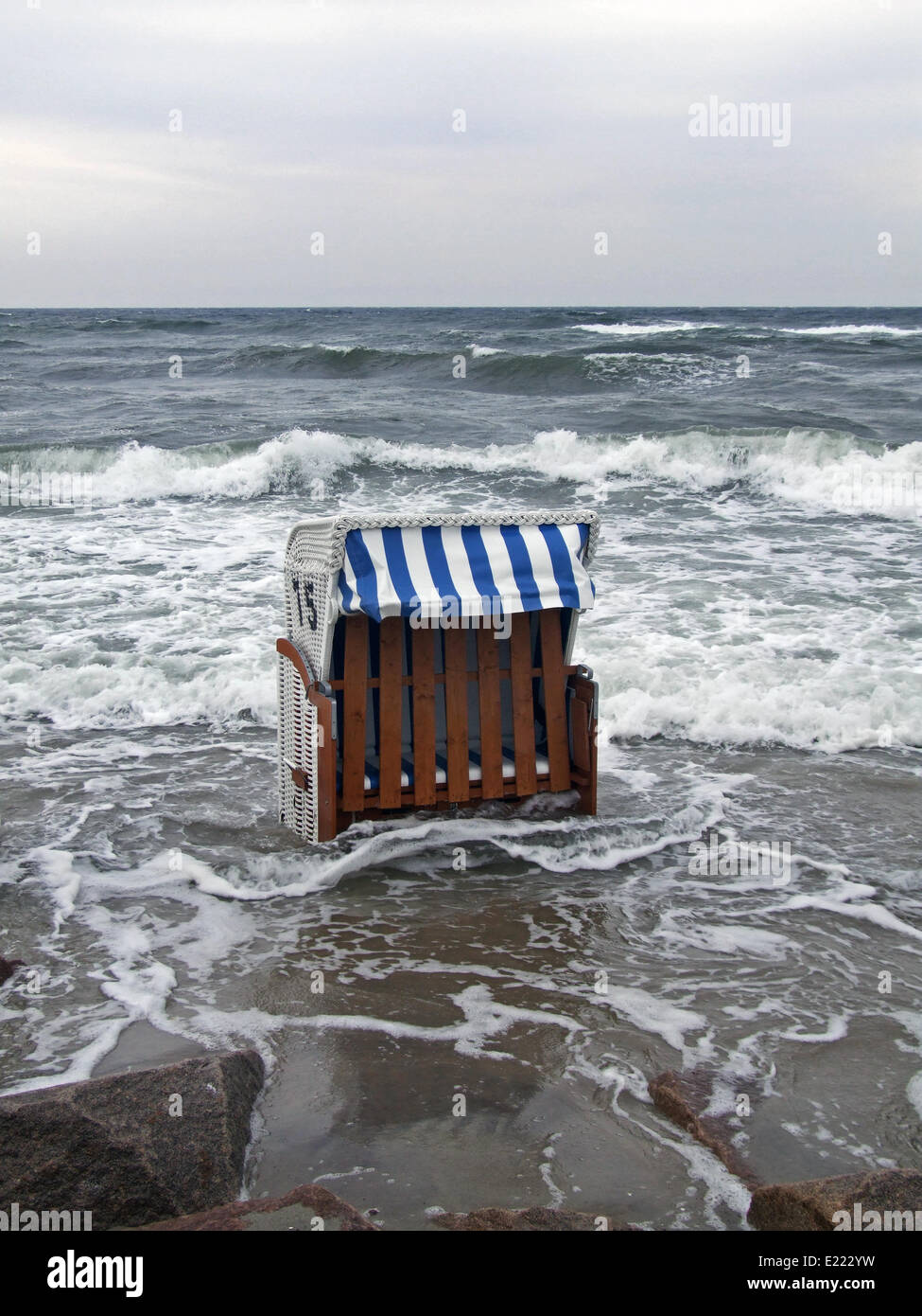 Chaise de plage dans la tempête Banque D'Images