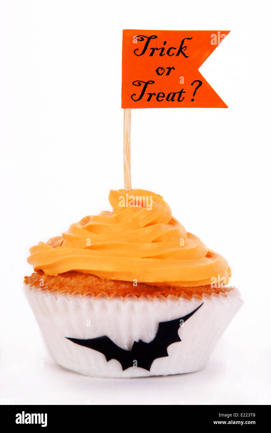 Trick ou traiter sur un drapeau sur un cupcake Orange, isolé Banque D'Images