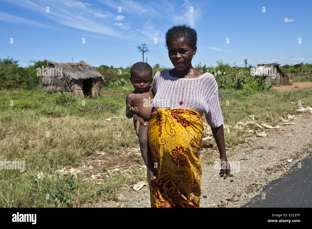 Enceinte femme africaine avec enfant, Madagascar Banque D'Images