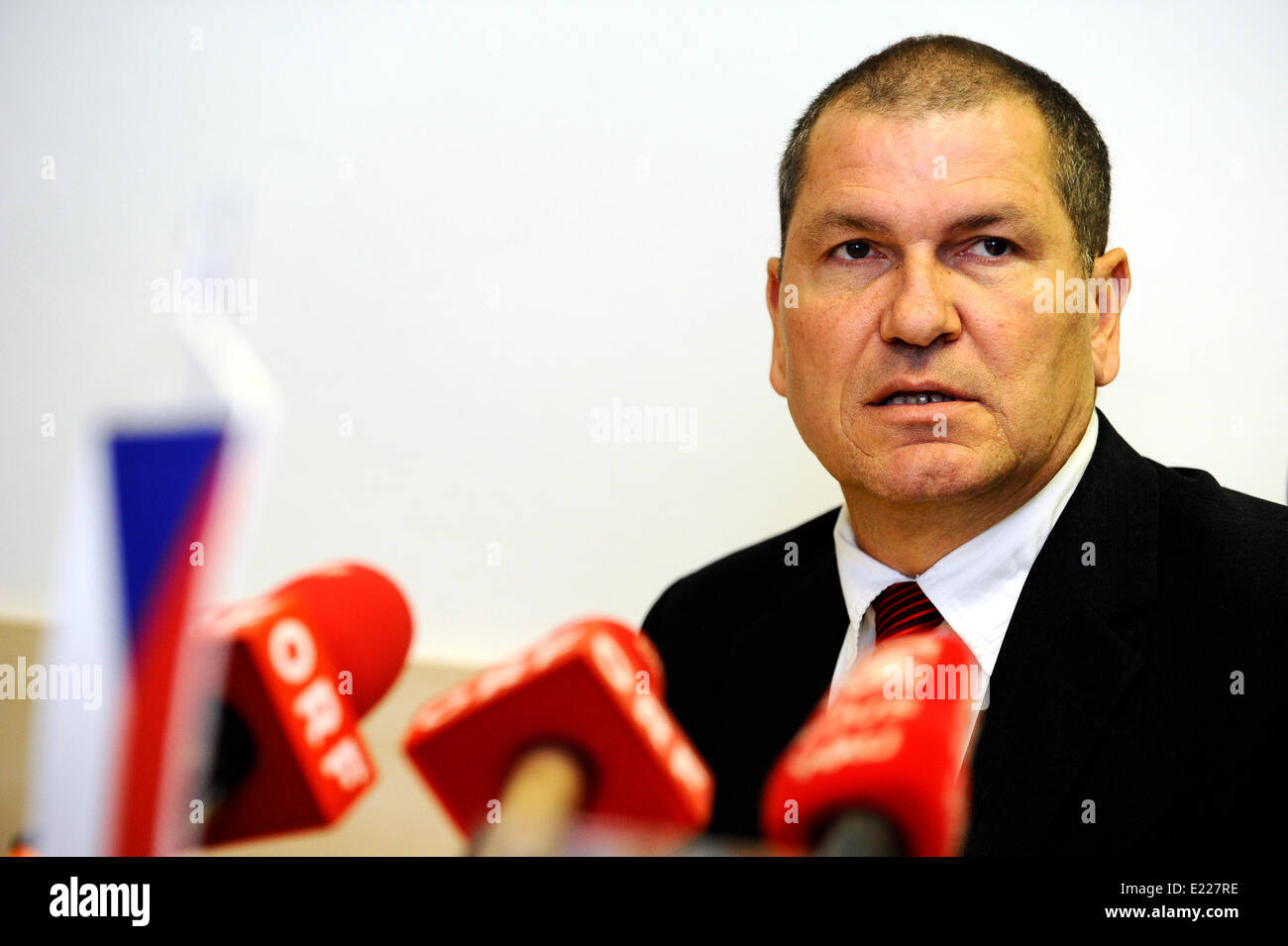 Brno, République tchèque. 13 Juin, 2014. La police South-Moravian Lower-Austrian capturés en coopération avec des collègues 29 ans homme à partir de la Slovaquie qui a volé de l'argent points dans la région quelque huit millions de CZK et 100 000 euros. Voleur était armé avec une mitrailleuse, pistolet et avec des ciseaux hydraulique qui il a apparemment volées aux pompiers. Antonin Hrdlicka, chef de département de la criminalité générale de la direction régionale de Brno parle au cours de conférence de presse à Brno, République tchèque le 13 juin 2014. Photo : CTK/Alamy Live News Banque D'Images