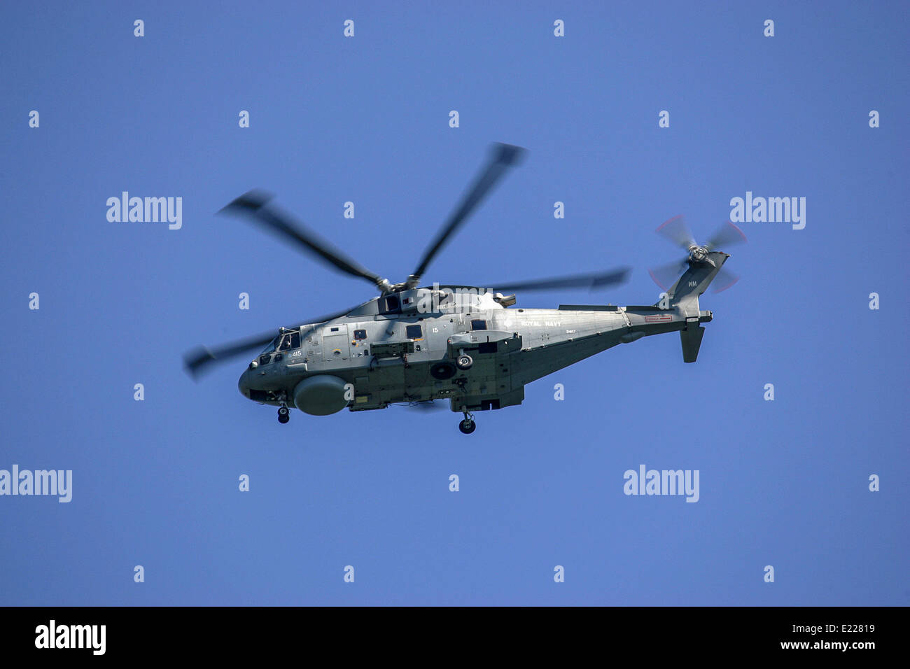 La Royal Navy Merlin Mk1 (AgustaWestland AW101) hélicoptère volant à plus de Cornwall, à proximité de RNAS Culdrose. Banque D'Images