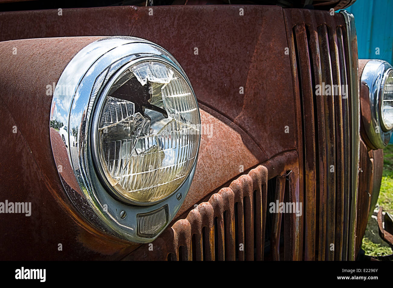 Projecteur cassé sur Rusted vieille Studebaker Banque D'Images