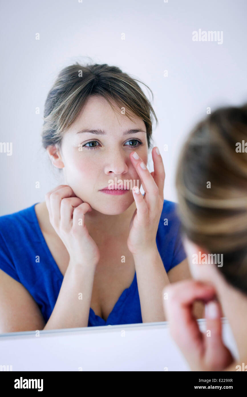 Femme au miroir Banque D'Images