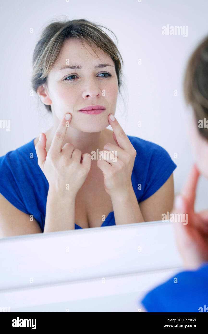 Femme au miroir Banque D'Images